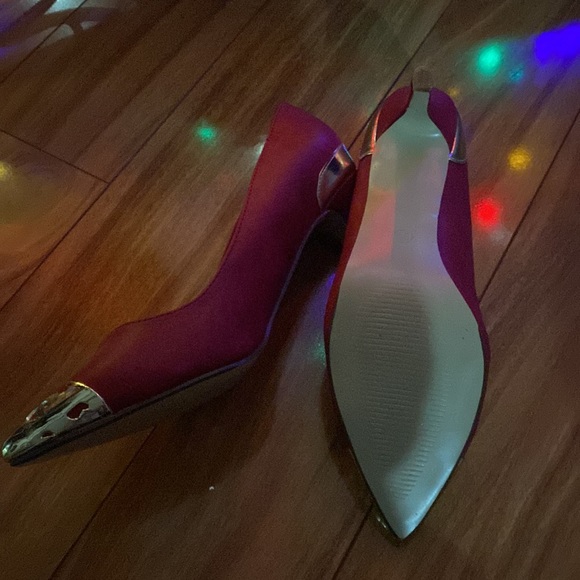 New Red dress shoe gold design at toe and heel.European size 39 fit like 8.5 US - Picture 3 of 6